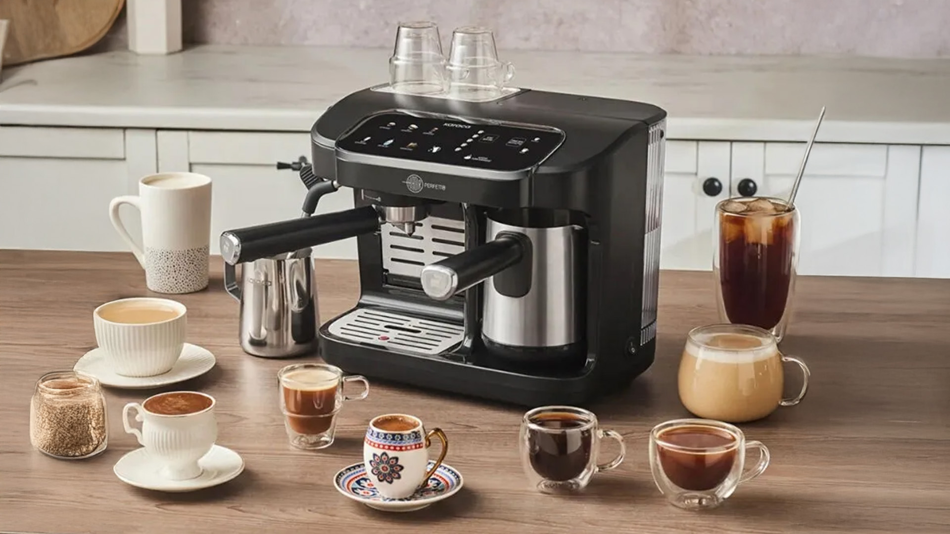 Koffiemachine met verschillende kopjes koffie